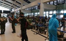Màu áo lính phủ kín sân bay Nội Bài, vào miền Nam chống dịch
