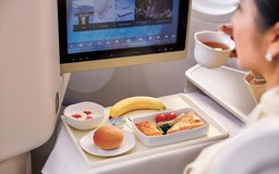 Hãng hàng không đầu tiên khôi phục dịch vụ ăn uống trên máy bay