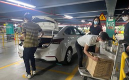 Thoát cảnh kéo vali 4 tầng để đón xe tại sân bay Tân Sơn Nhất