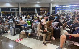 Máy bay delay 8 giờ, hành khách vạ vật chờ ở sân bay