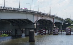 Tàu thủy tông biến dạng cầu bắc qua sông Sài Gòn