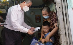 Phó chủ tịch UBND TP.HCM Ngô Minh Châu tặng quà Trung thu trẻ mồ côi do Covid-19
