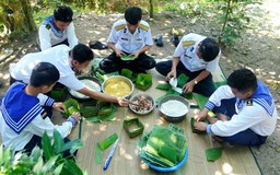 Bộ đội gói bánh chưng