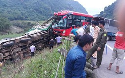 Xe khách tông xe tải chở luồng ở Hòa Bình, 2 người chết, 14 người bị thương