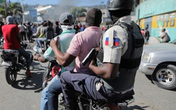 Cảnh sát phong tỏa đường phố, xông vào sân bay chính ở thủ đô Haiti