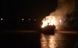 Một tàu cá ở Thanh Hóa bốc cháy dữ dội