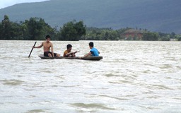 Xả lũ, vỡ đê khiến hàng trăm hộ dân ở Thanh Hóa chìm trong biển nước