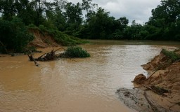 Người dân Thanh Hóa vật lộn với mưa lớn kéo dài