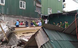 Nhà đổ sập trong lúc phá dỡ, ít nhất 1 người mắc kẹt trong đống đổ nát