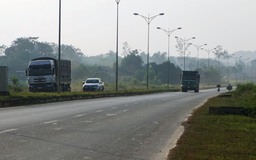 Xe tải ngang nhiên chạy ngược chiều trên đường nối quốc lộ 47 với đường Hồ Chí Minh