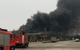 Cơ sở sản xuất bao bì ở Ninh Bình bốc cháy dữ dội