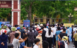 Thi vào lớp 10 ở Thanh Hóa: Phụ huynh 'vây kín' cổng trường bất chấp quy định '5K'