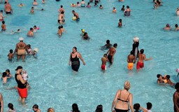 Cảnh báo trẻ em đuối nước vì cha mẹ mải lướt điện thoại