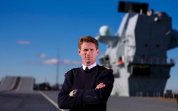 Thuyền trưởng tàu sân bay Anh mất chức vì xài xe công cho việc riêng