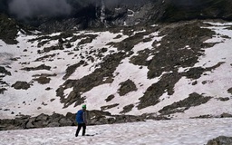 Bí ẩn sông băng có màu hồng trên dãy Alps ở Ý