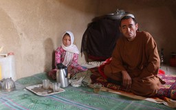 Đói khổ, nhiều gia đình Afghanistan bán con làm 'cô dâu trẻ em'