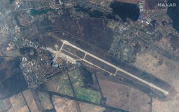Ảnh vệ tinh cho thấy quân Nga 'biến mất' khỏi sân bay Antonov gần Kyiv