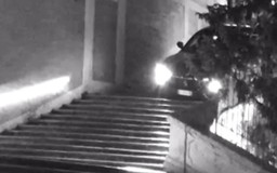 Bị truy tố vì lao siêu xe xuống bậc thang di sản ở Rome