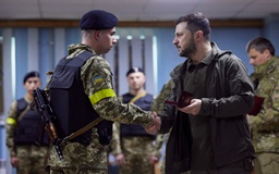 Tổng thống Ukraine lần đầu rời Kyiv ra tiền tuyến giữa chiến sự