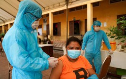 Campuchia bắt đầu tiêm mũi vắc xin Covid-19 thứ 5