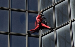 Ông cụ 60 tuổi tay không leo tòa nhà 48 tầng ở Paris