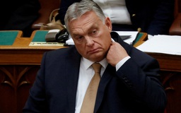 Ukraine phản đối khăn choàng của Thủ tướng Hungary khi đi xem bóng đá