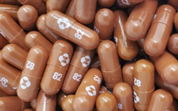 Mua bán lậu thuốc Covid-19 ở Hồng Kông do nhu cầu tại Trung Quốc tăng?