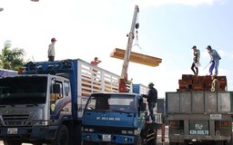 Bố trí bãi hạ tải tạm để gỡ 'ùn ứ' ở cửa khẩu Lao Bảo
