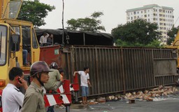 Lật container, một số người 'hôi của' hàng ngàn hộp sữa đổ ra đường