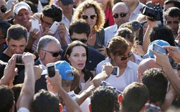 Angelina Jolie đưa Shiloh đến làm bạn với trẻ tị nạn