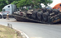 Rơ moóc lật ngửa bụng trên đường