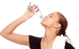 Uống đủ nước giúp tăng khả năng tình dục