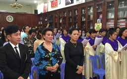 Ca sĩ Khánh Ly lặng lẽ cầu nguyện cho chồng tại lễ giỗ đầu