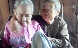 Em dâu 81 tuổi lưng còng nuôi chị chồng mù lòa