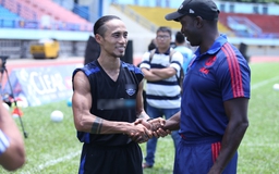 Phạm Anh Khoa hào hứng ghi bàn chiến thắng danh thủ Dwight Yorke