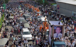 Hàng chục ngàn người Campuchia tiễn đưa ông Kem Ley