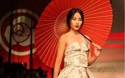 Nam Em lạnh lùng làm vedette trên sàn catwalk