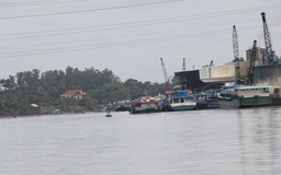 Chìm sà lan, gần 100 lít dầu tràn trên sông Đồng Nai