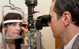 Bác sĩ ơi: Chỉnh hình giác mạc điều trị cận thị là gì?