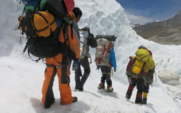 Thông tin trái ngược về 4 thi thể trên đỉnh Everest