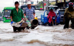 Người Sài Gòn lại 'lội sông' ngày đầu tuần sau cơn mưa dai dẳng