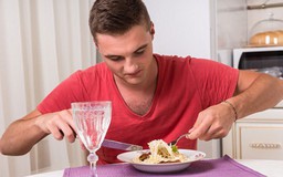 Ăn một mình có hại cho sức khỏe