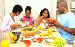 Bữa ăn gia đình giúp trẻ xử sự tốt hơn
