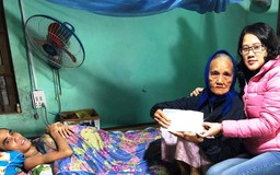 Trao tiền giúp bà mẹ nghèo nuôi con liệt giường suốt 17 năm