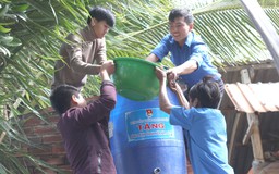 Đội quân lắp đặt bình lọc nước tặng người nghèo
