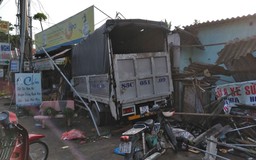Xe tải mất lái tông vào nhiều nhà dân trên QL1