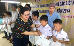 Con em công nhân nghèo nhận học bổng Nguyễn Thái Bình - Báo Thanh Niên
