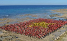 3.000 người hát Quốc ca, tạo hình lá cờ Tổ quốc trên bãi biển