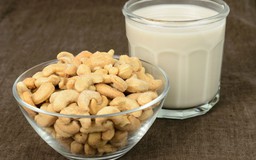 Nếu bạn không dùng được sữa bò, có 4 loại sữa thay thế sau