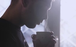 Tại sao thấy tách cà phê bốc khói, bạn đã thấy ngất ngây!